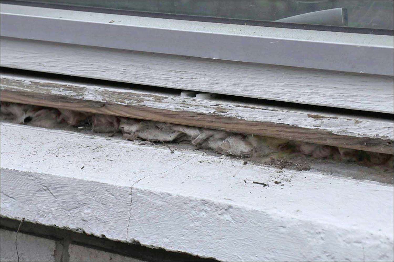 Fönstrets bottenfog är skadad Fönstrets bottenfog är skadad